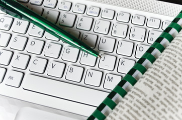 Helle Tastatur, Spiralblock, Zeitung