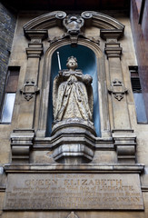 Fototapeta na wymiar Elizabeth I Statue at St Dunstan-in-the-West Church