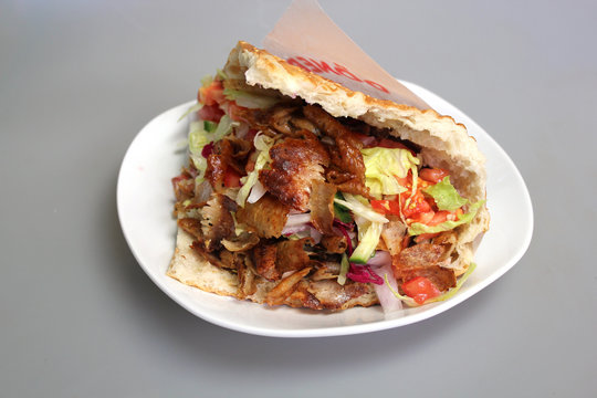 D&ouml;ner (D&ouml;ner ekmekarasi)