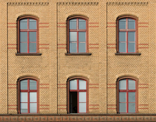 Hausfassade aus Backstein mit sechs Fenstern