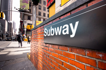 Ingang metrostation New York City op straat