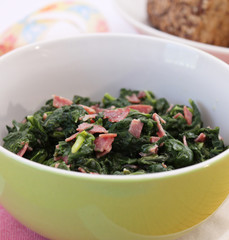 Blattspinat mit Speck