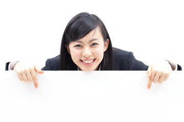 メッセージボードを指差す女性