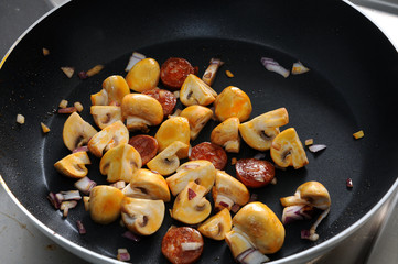 Tapas - Champignons & spanische Salami in der Pfanne braten