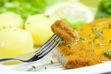 Stück eines gebratenen Schnitzel auf der Gabel