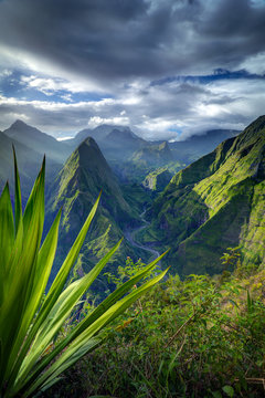 Premi&egrave;res lueurs sur le Cirque de Mafate - R&eacute;union