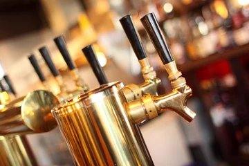 Crédence de cuisine en verre imprimé Bar Row of beer taps in a tavern.