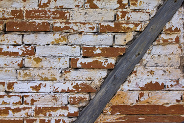 Alte Ziegelsteinmauer mit Balken aus Holz