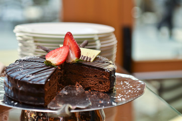 Torta al cioccolato con fragola e piatti