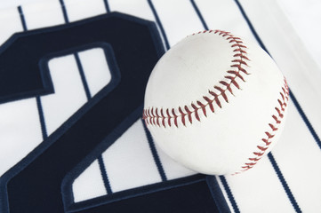 背番号の上に置かれた野球のボール