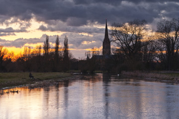 Fototapeta na wymiar Salisbury cathedral and the water meadows