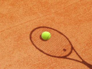 Tennisschläger mit Ball Schatten im Tenniscourt 13 - 39674030