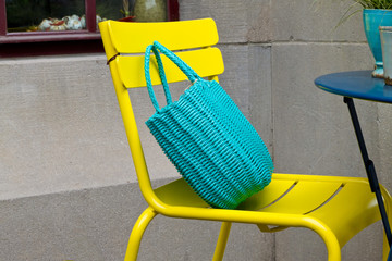Blaue Tasche auf gelbem Stuhl
