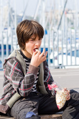 Fototapeta premium Kid eating popcorn