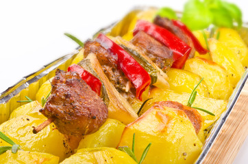 Fleischspieß mit Bratkartofeln