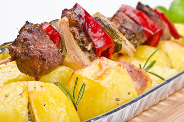 Fleischspieß mit Bratkartofeln