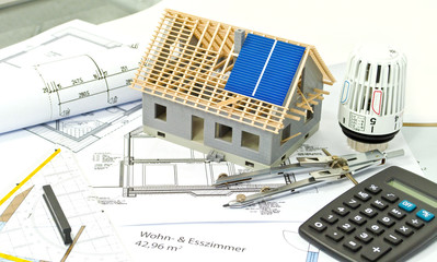 Fototapeta na wymiar Model domu z planu, kompas, kątomierz i kalkulator