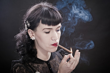 Obraz premium Retro women with cigarette on black background