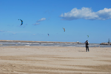 Fototapeta na wymiar kite-surfować a Pescara