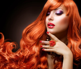 Obraz premium Faliste Czerwone Włosy. Moda dziewczyna portret