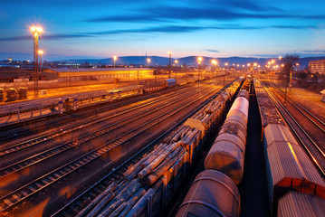 Fototapeta na wymiar Stacja towarowa z pociągów - transport ciężarowy