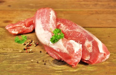 zwei Schweinefilets im Stück