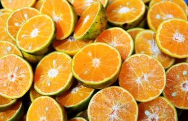 Foto op Plexiglas Verse sinaasappelvruchten plakjes achtergrond © suthiwat