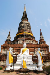 Fototapeta na wymiar Stan Buddy i pagoda w Wat Yai Chaimongkol świątyni Ayutt