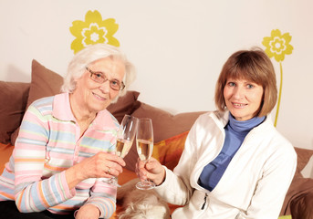 Frauen stossen mit einem Glas Sekt an