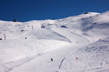 Fototapeta na wymiar narciarzy na stokach w Alpach francuskich