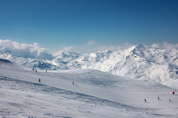Fototapeta na wymiar narciarzy alpejskich na długich odcinkach w Alpach francuskich