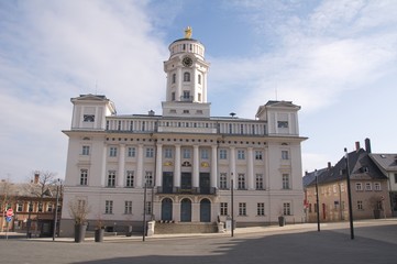 Obraz premium Rathaus von Zeulenroda im Sonnenlicht