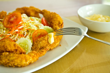 crispy shrimp salad with vegetables and dressing