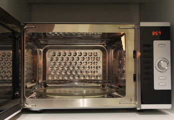 Open microwave oven with grill