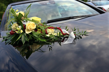 Blumengesteck auf Hochzeitsauto