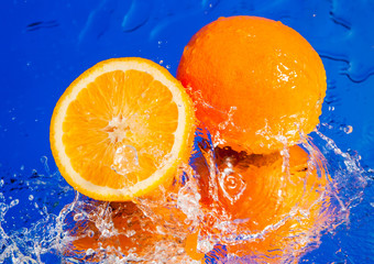 Fototapeta na wymiar Orange in water splash