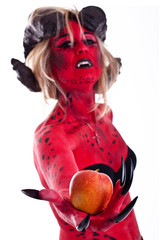 Sexy Teufel hält Apfel in der Hand