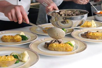 Köche im Restaurant- oder Hotelküche beim Anrichten