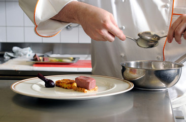 der Koch richtet das Essen an