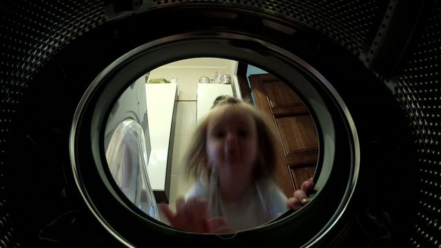enfant avec machine &agrave; laver