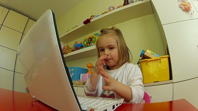 enfant avec ordinateur portable