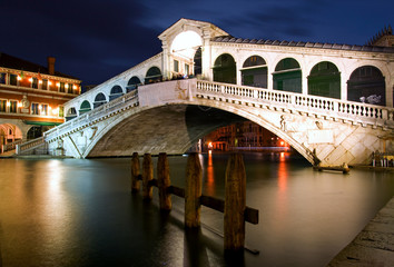 Obraz na płótnie Canvas Wzdłuż mostu Rialto, Wenecja nocą