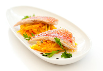 Red mullet with mango, papaya and green pepper