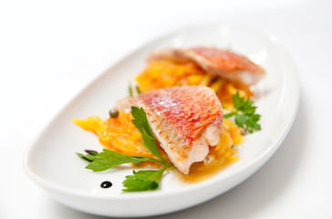 Red mullet with mango, papaya and green pepper