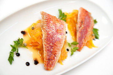 Red mullet with mango, papaya and green pepper