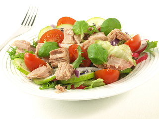 Salad with tuna, tomatoes, basil and onion.