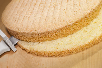 Kuchen backen: Biscuitboden schneiden - obrazy, fototapety, plakaty