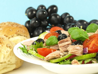 Tuna salad with bread