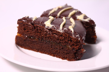 Zwei Schoko schnitten auf dem Teller