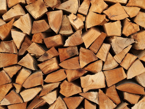 Selbstversorger - mit Holzscheiten warm durch den Winter
